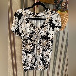 JM Collection Black, Tan and White Patterned Top size small like new versatile